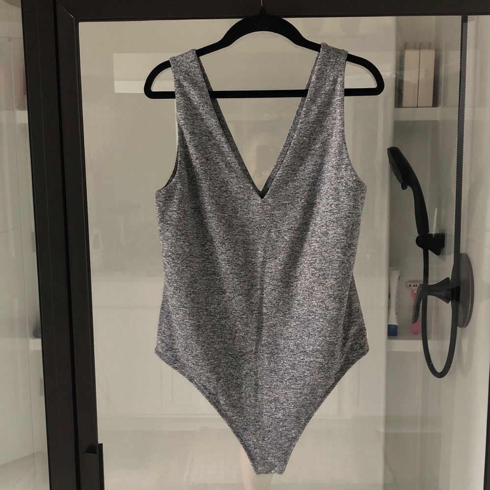 Vuori Heather Gray halo V Neck bodysuit XL athletic Athleisure